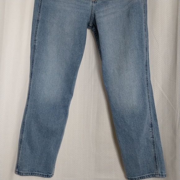 Hollister Curvy Ultra High-Rise Mom Jean  4R 25½" Short Inseam W27 Mid Wash - Picture 4 of 10